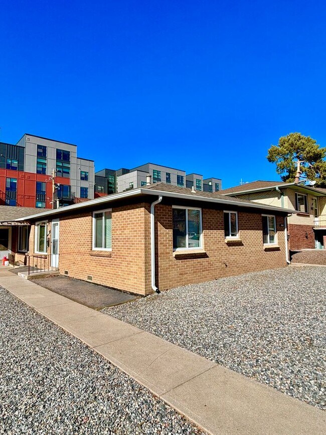 Foto del edificio - Remodeled Two Bedroom in University District-Next to DU!! New Carpet, In unit Washer/Dryer & More!!