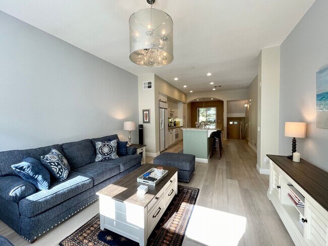Building Photo - Stunning 2 Bedroom/2.5 Bath Furnished Town...