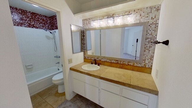 Building Photo - **COMING SOON** 2 Bed Condominium in the E...