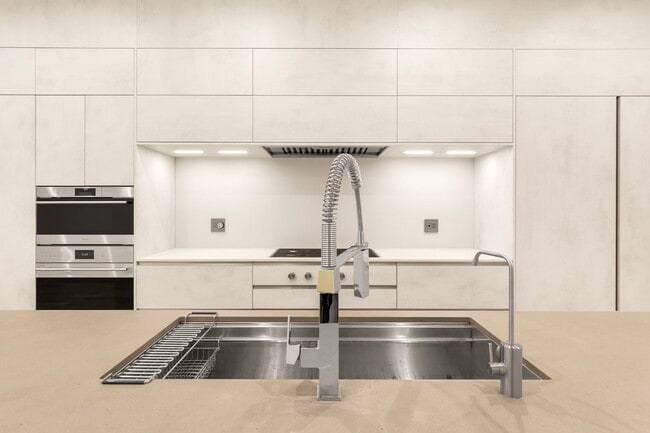 Building Photo - 1618 W Pierce Ave