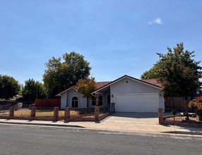 Building Photo - 2396 Menlo Ave