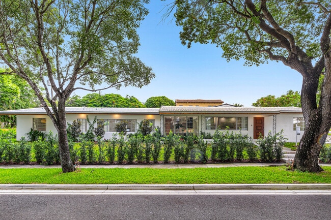 Building Photo - 2330 Lake Ave