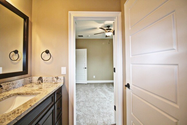 Building Photo - Beautiful 4 Bedroom Home in Heritage Park