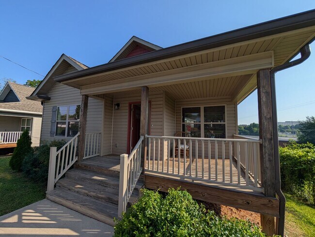 Building Photo - Beautiful home 3 minutes from ETSU!