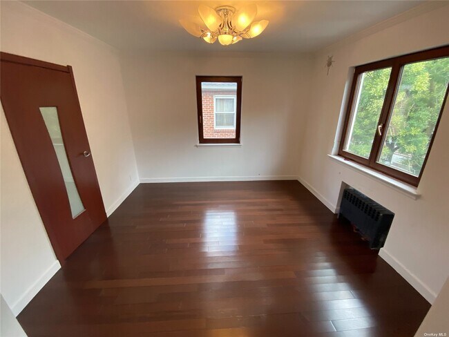 Foto del edificio - 63-23 Cromwell Crescent