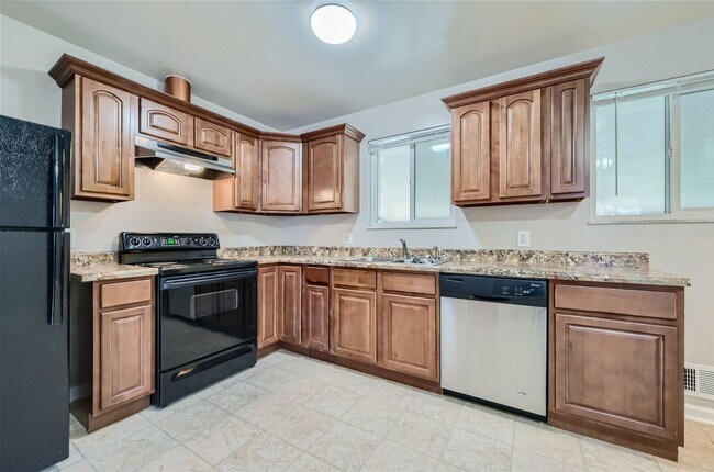 Foto del edificio - Great location! Updated 3Bed/2Bath Ranch with full basement, wood floors, and large fenced-in-yar...