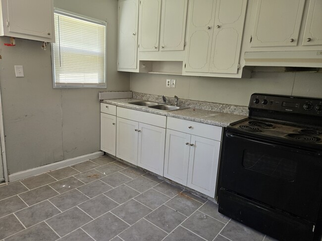 Building Photo - 2056 Edgar St