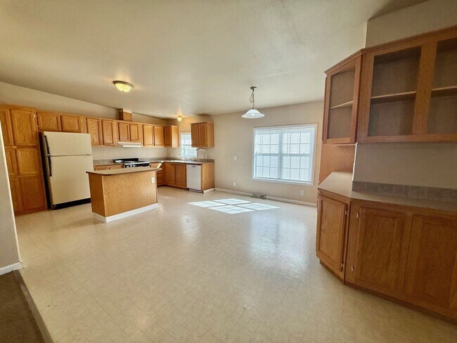 Foto del edificio - 3 bedroom 2 bath with Double Garage