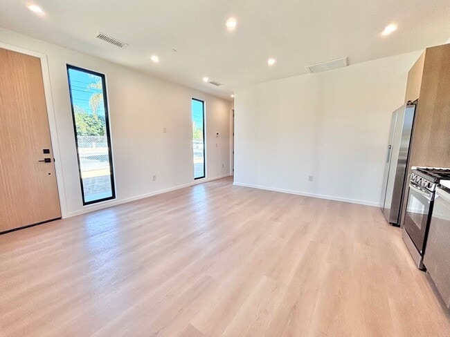 Building Photo - 17852 Saticoy St