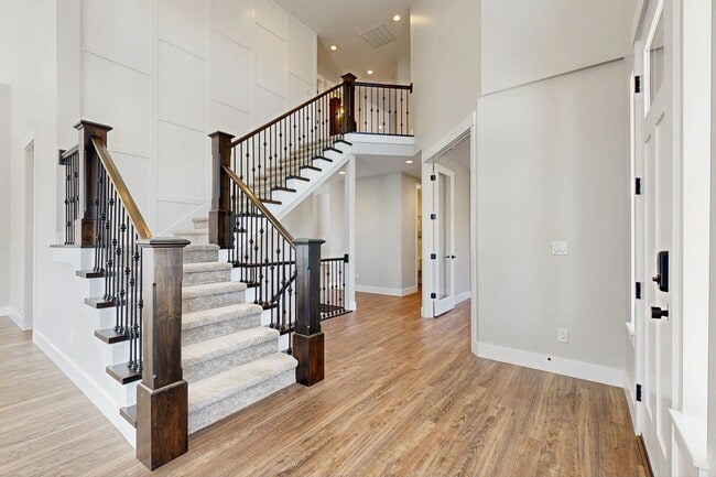 Building Photo - High-End Spacious 4 Bedroom Home in Desirable Highland with Private Backyard and Finished Basement