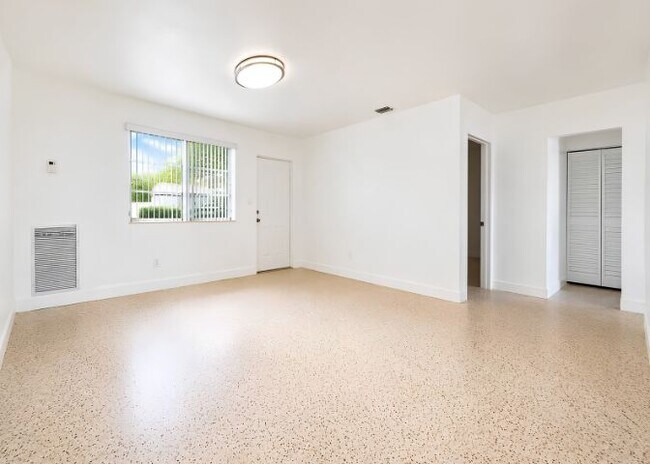 Foto del edificio - 212 Northwest Blvd