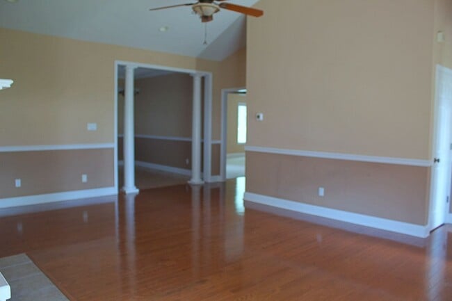 Foto del edificio - For Rent - Charming 3BR/2BA Home in Macken...