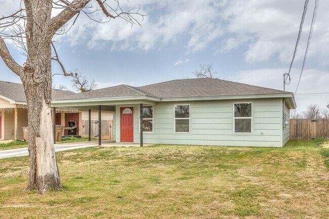 Building Photo - Updated 3 Bedroom Home For Lease!!