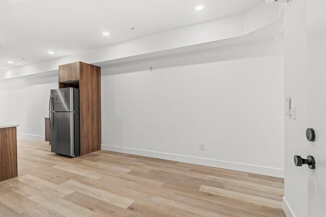 Building Photo - 4710 Woodland Ave