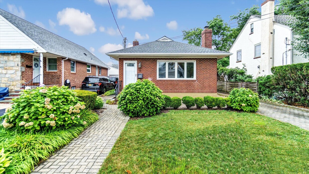 Building Photo - 11 Nova Ave