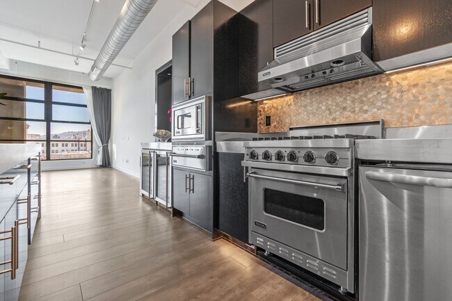 Building Photo - 1645 Vine St