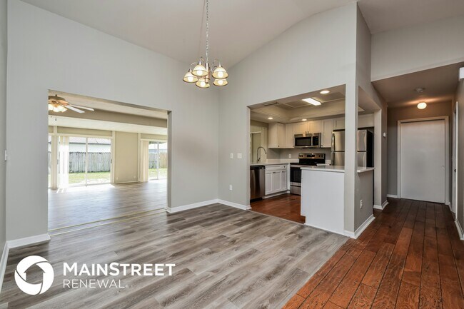 Building Photo - 3527 SE 3rd Ave