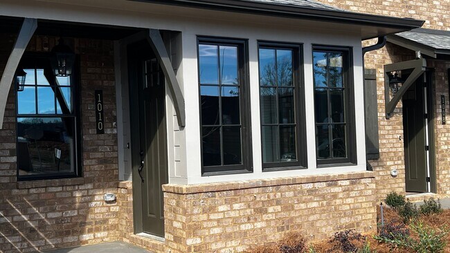 Foto del edificio - Spain Park School District – Luxury 3BR / 3BA Townhome | 10’ Ceilings | Open Floor Plan