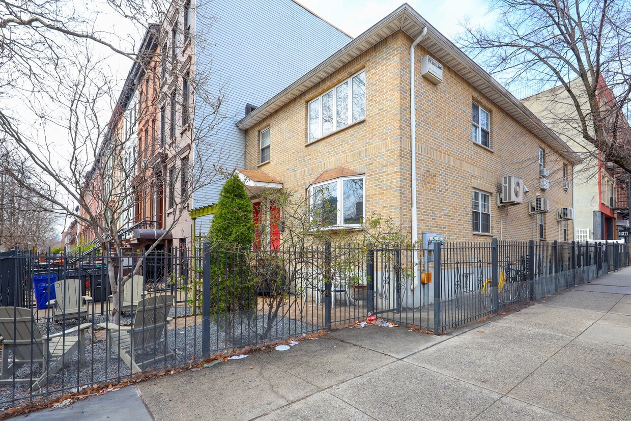 Primary Photo - 569 Putnam Ave