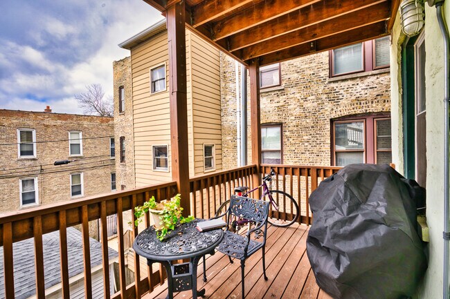 Building Photo - 3021 W Diversey Ave