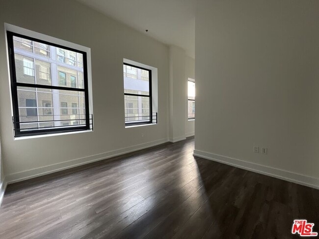 Foto del edificio - 727 W 7th St