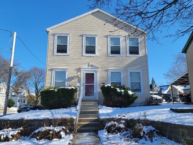 Building Photo - 4 bed, 2.5 bath home