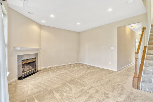Building Photo - Beautiful End Unit Townhome, close to Rest...