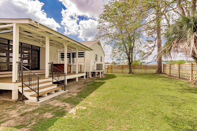 Foto del edificio - 222 E Sanders St