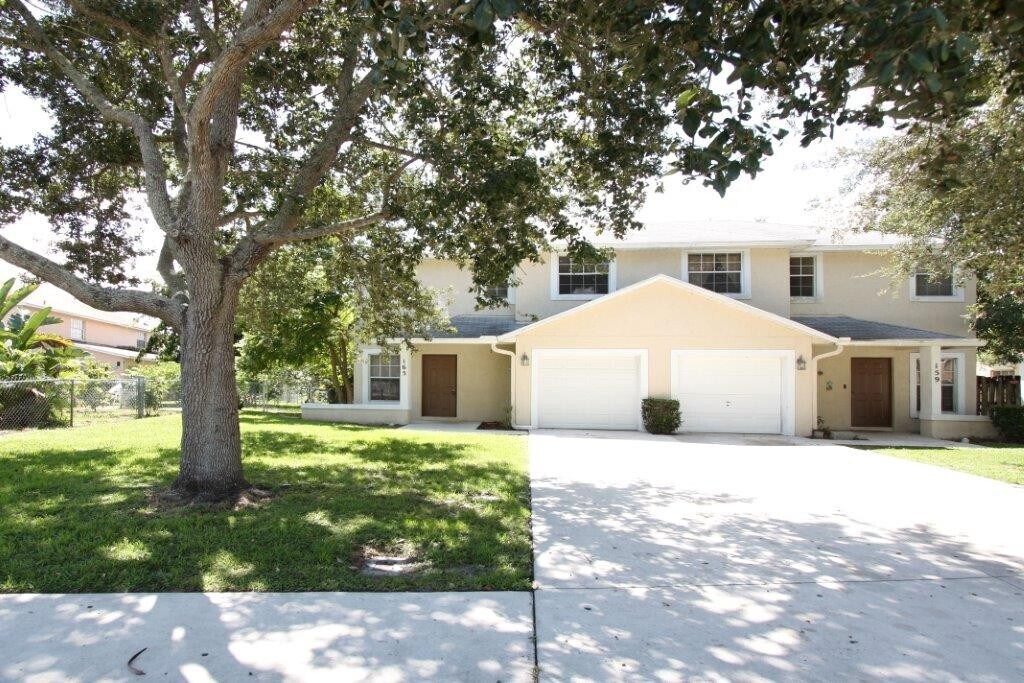 Foto principal - 3BD/2.5BA Townhome with Lake Views!!