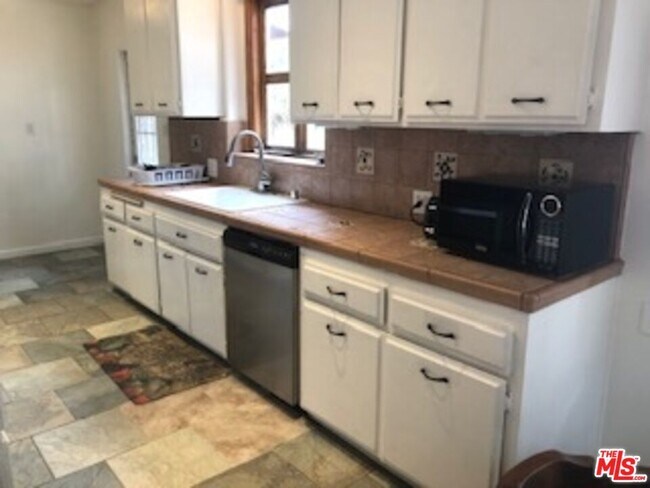 Foto del edificio - 15819 Leadwell St