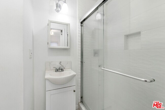 Foto del edificio - 2922 S Budlong Ave