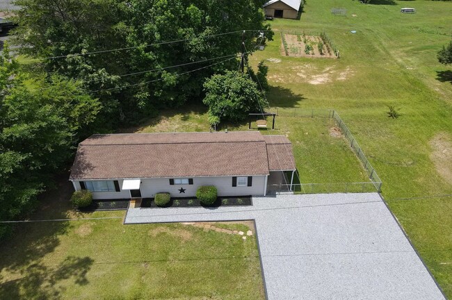 Foto del edificio - 566 Owl Nest Rd