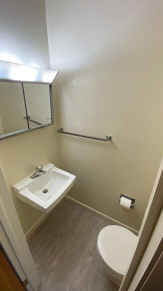 2nd floor 1/2 bath - 10 Nottingham Dr