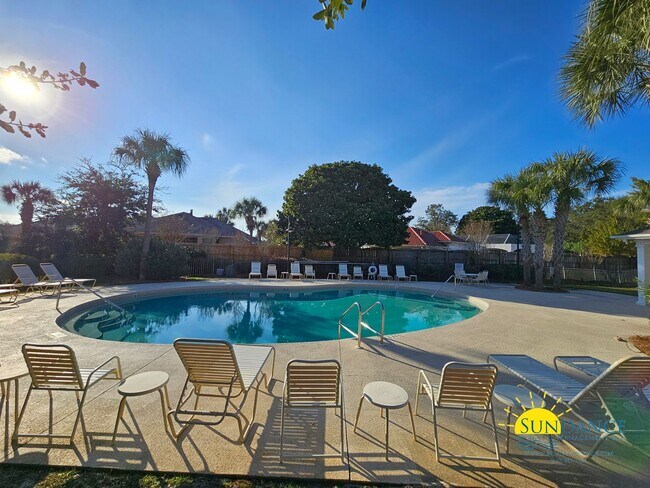 Building Photo - Lakefront Home with Community Pool in Destin!