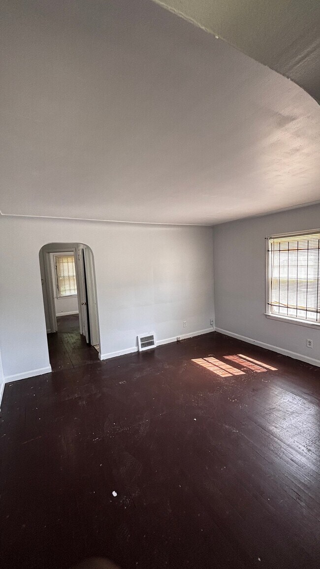 Foto del edificio - 14823 Kilbourne Ave