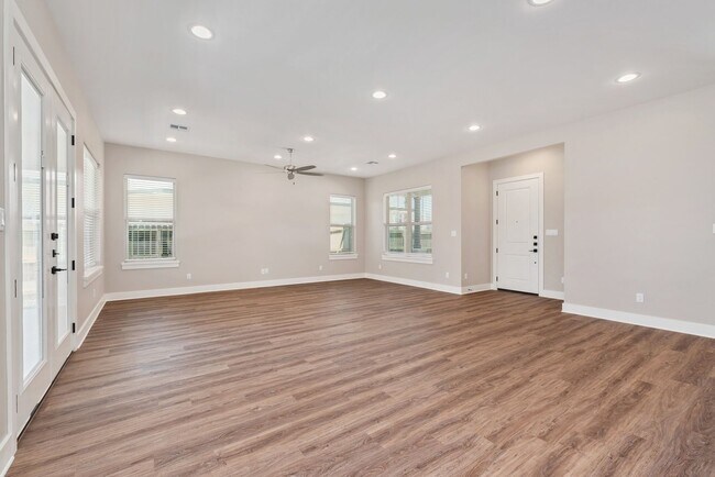 Foto del edificio - Fall 2025 Move In! Gorgeous 4 Bed, 4.5 Bat...