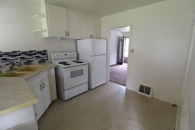 Building Photo - 924 E 39th Ave