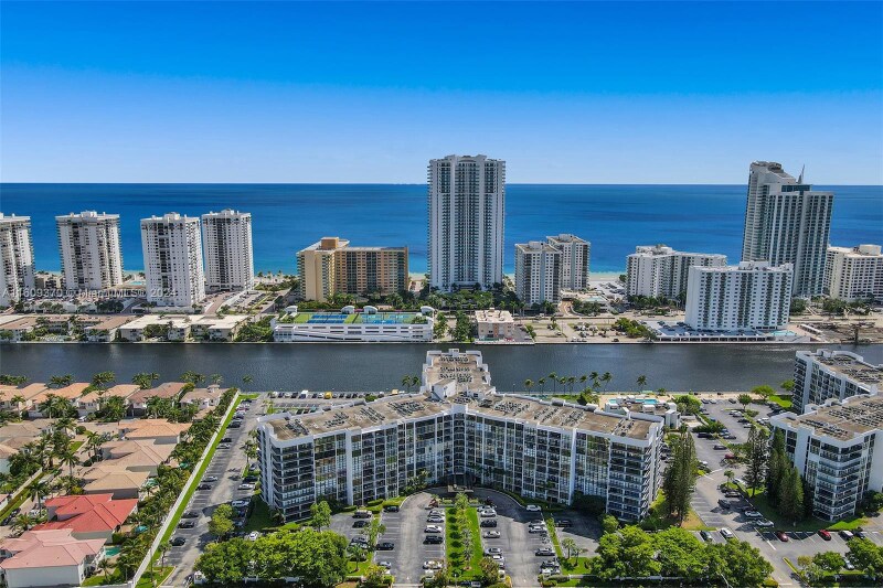 Foto principal - 1000 Parkview Dr