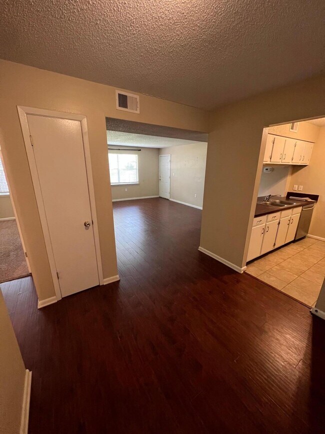 Building Photo - 603 Colonial Dr