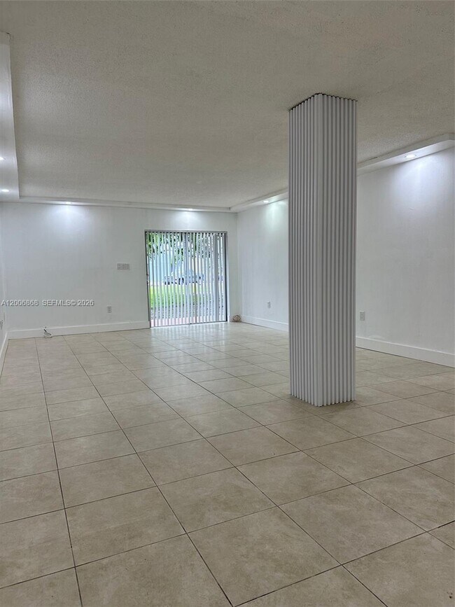 Building Photo - 9357 Fontainebleau Blvd