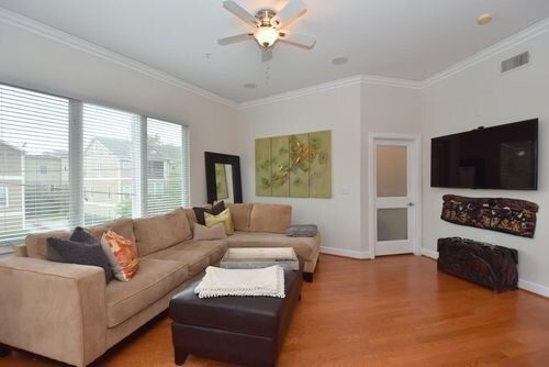 Building Photo - 100 Willard St