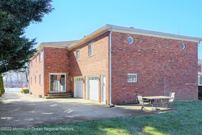 Building Photo - 43 Lakeview Ave