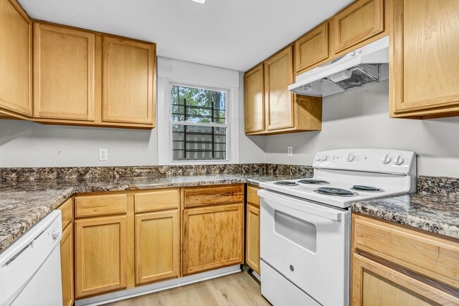 Building Photo - Charming 4BR Downtown Savannah Home with M...