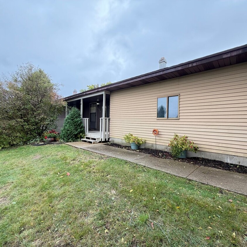 Foto principal - Spacious two Bedroom Quad-Level Home for R...