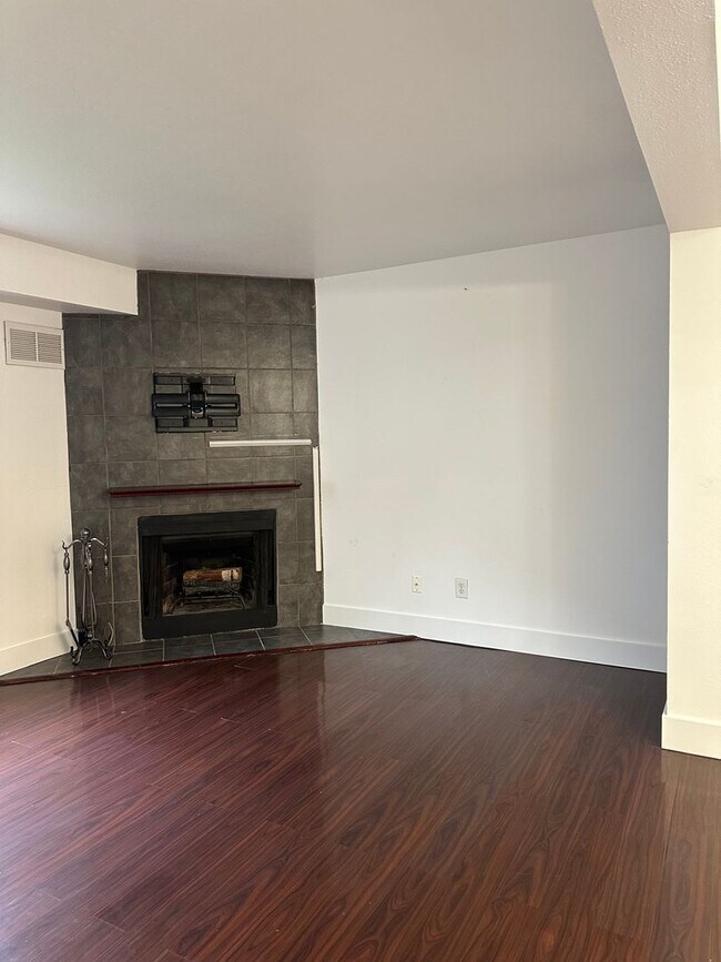 Building Photo - 2 bedroom 1.5 bathroom - Close to UAA & JBER!