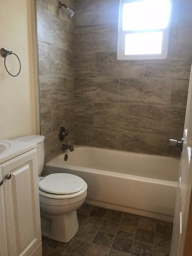 Building Photo - PERFECT LOWER SOUTH HILL STUDIO CLOSE TO H...