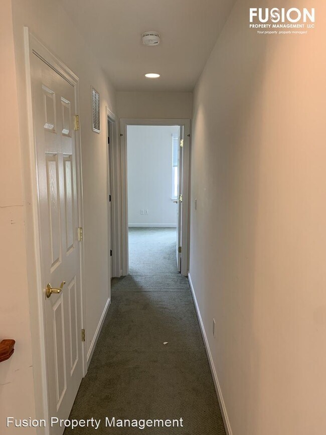 Building Photo - 3 br, 2.5 bath House - 68 Finch Court
