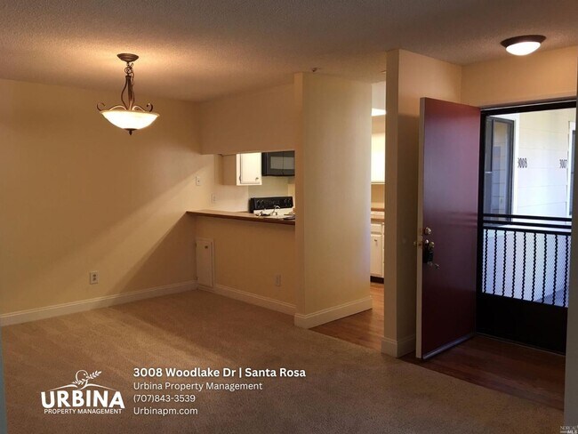Building Photo - 3008 Woodlake Dr