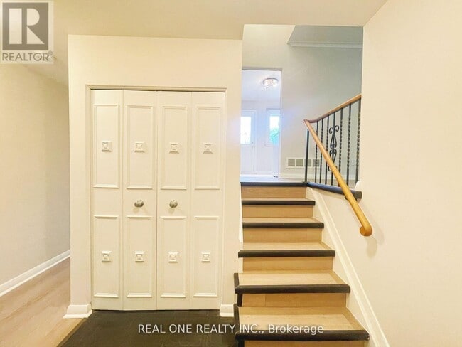 Building Photo - 48 Lionel Heights Crescent