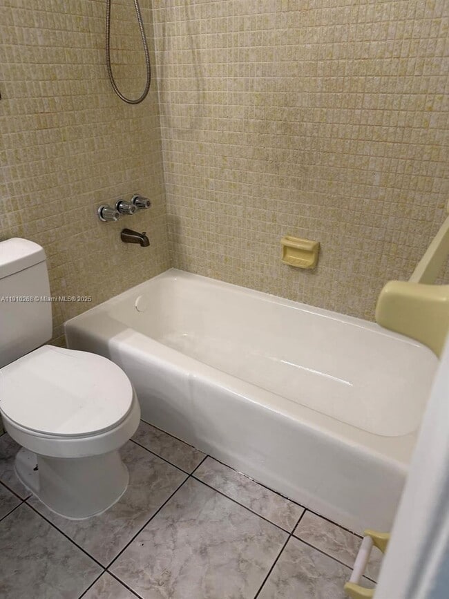 Building Photo - 231 NE 40th Ct